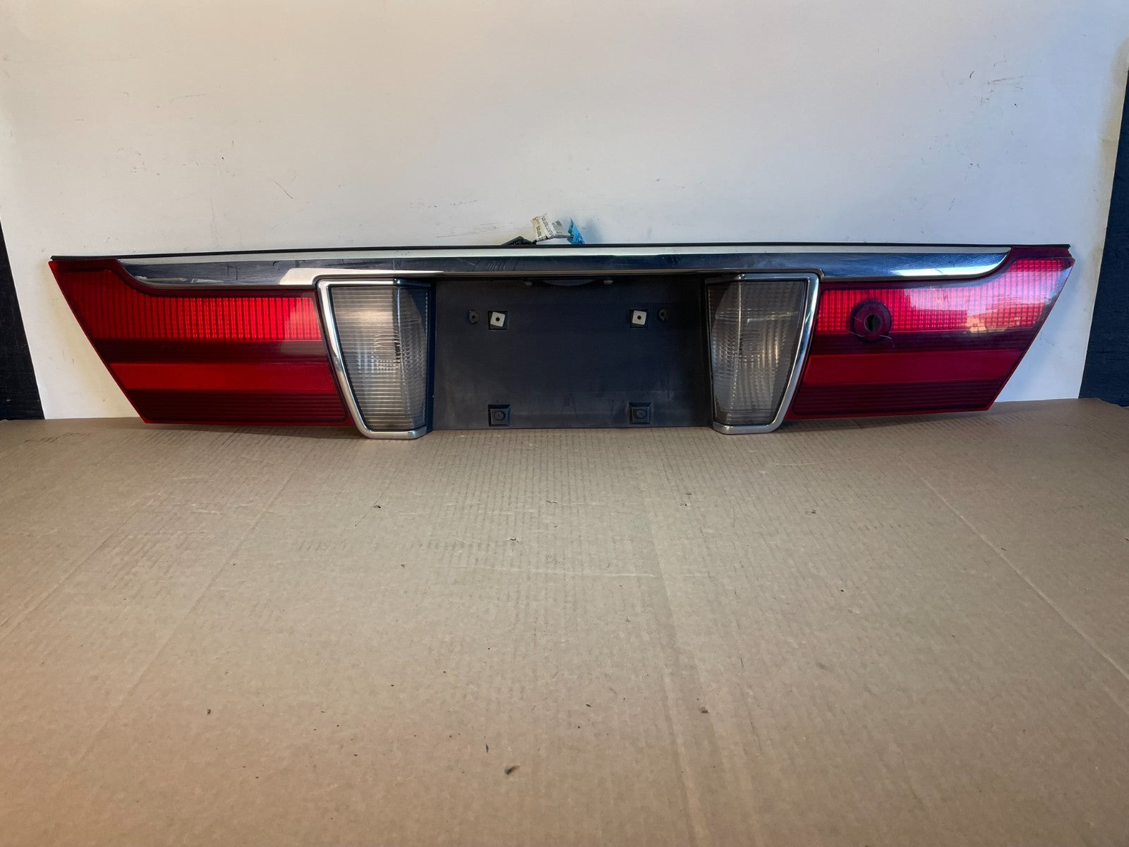 2003 2004 2005 Mercury Grand Marquis Trunk Lid Center Tail Light AH0086 DG0
