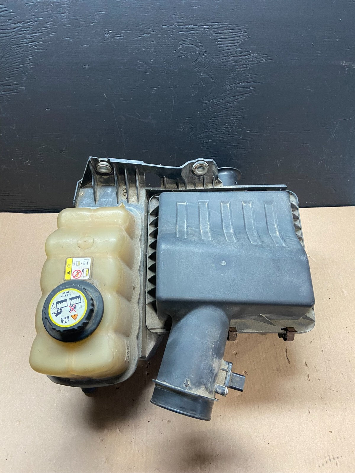 2007 to 2014 Ford Expedition Air Intake Cleaner Box Coolant Bottle D4995 DG10