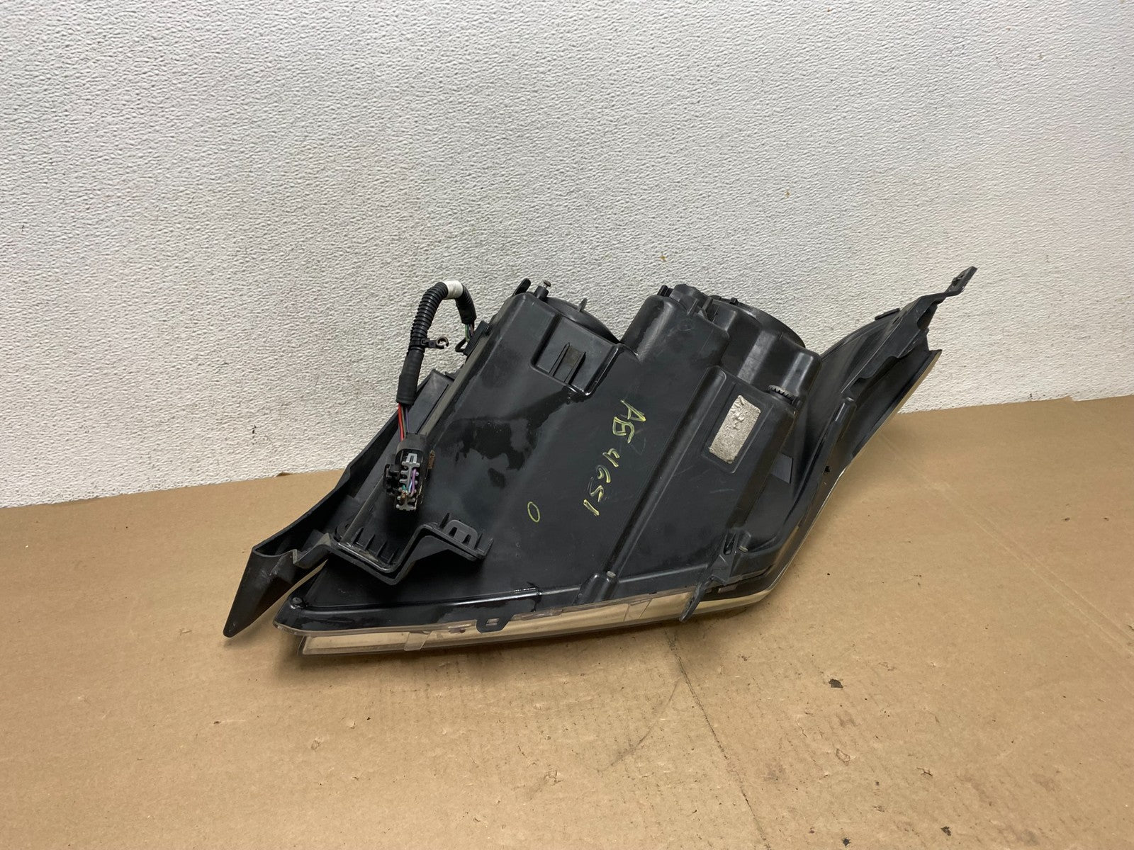Halogen 2010 to 2016 Cadillac SRX Left Driver LH Side Headlight AG4651 DW5