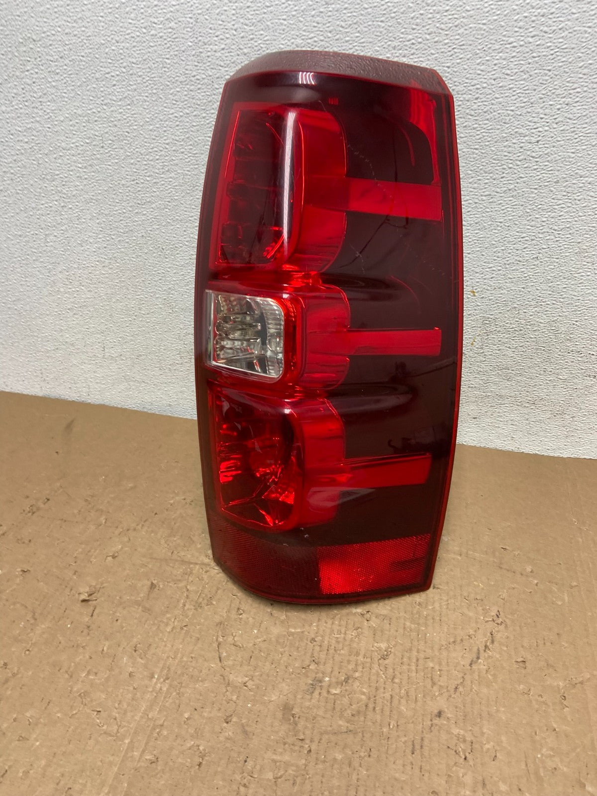 2007-2013 Chevrolet Avalanche Right Passenger RH Side Tail Light AD8252 DW0