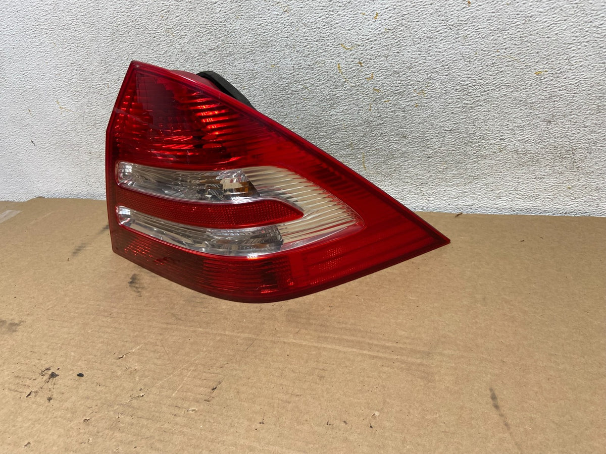 2005-2007 Mercedes-Benz C230 W203 C-Class Right Passenger Tail Light AH4451 DW2