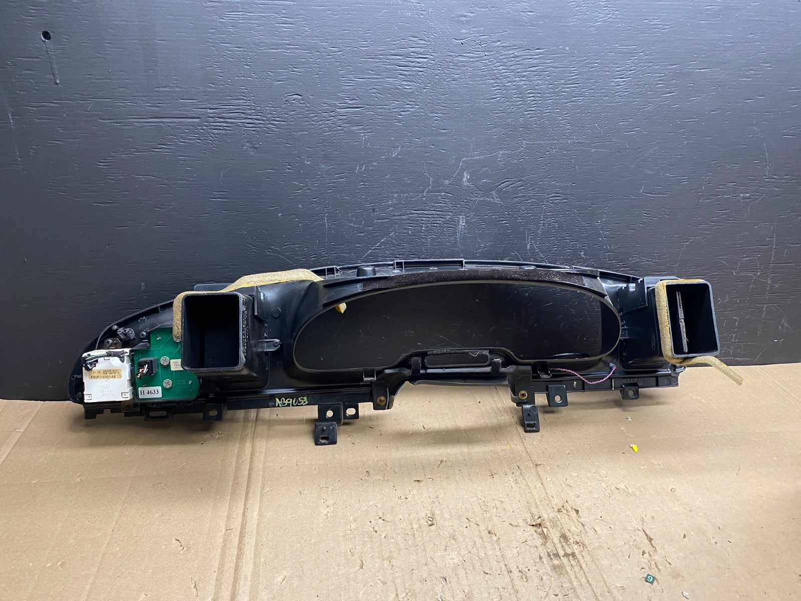 1998 to 2001 Lincoln Continental  Speedometer Dash Bezel Air Vent ab9053  DG3