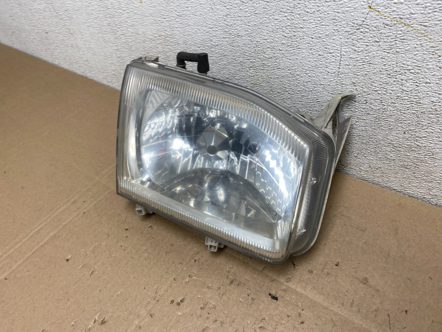 1999-2004 Nissan Pathfinder Right Passenger  Side Headlight Oem J9749 DG1
