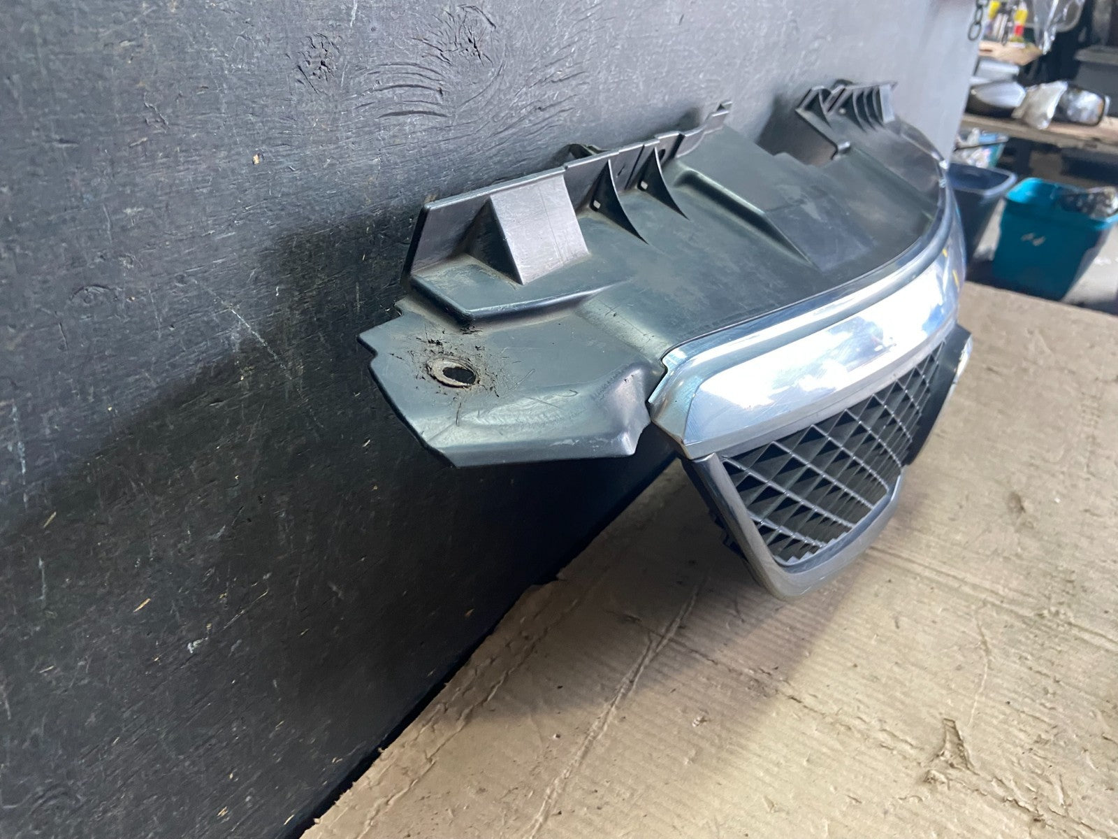 2002 2003 Mazda MPV Front Upper Grille Grill Oem p3936 DG2