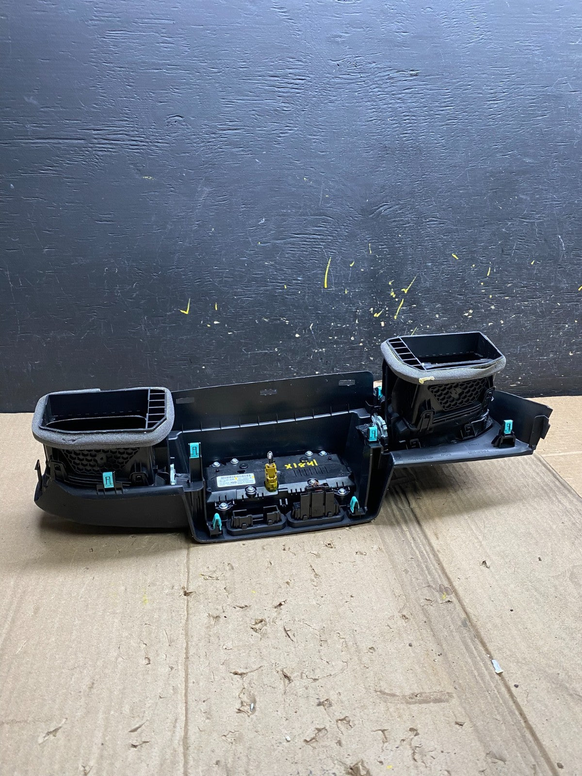 2020 to 2023 Ford  Explorer Console Radio Display Screen Air Vents x1841 DG4