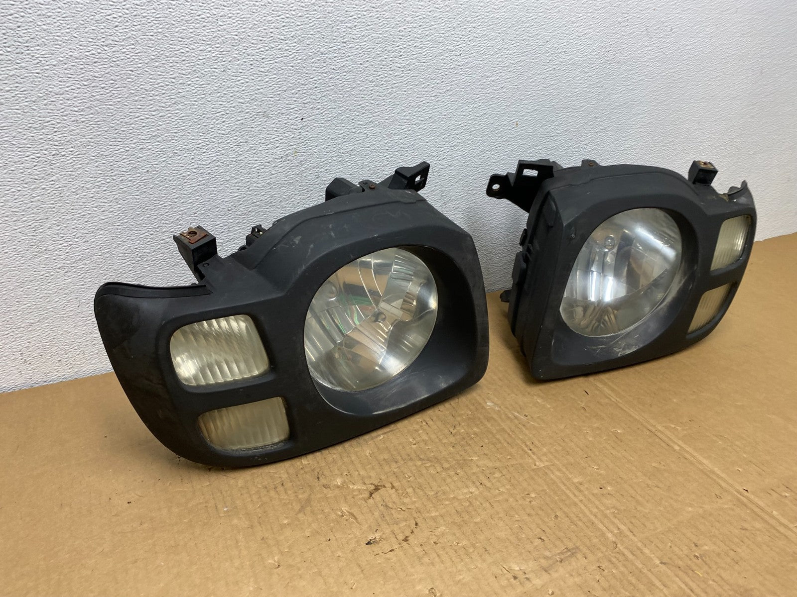 2002 2003 2004 Nissan Xterra Left+Right Side Headlights AC7618 DW2