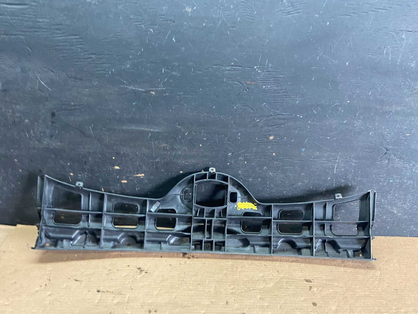 2007 to 2011 Hyundai Veracruz Center Grille Grill Bracket Support OEM O8104 DG5