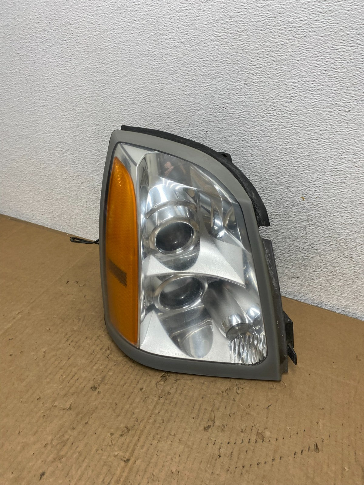 2004 to 2009 Cadillac SRX Right RH Side Xenon Headlight AD1062 DW0