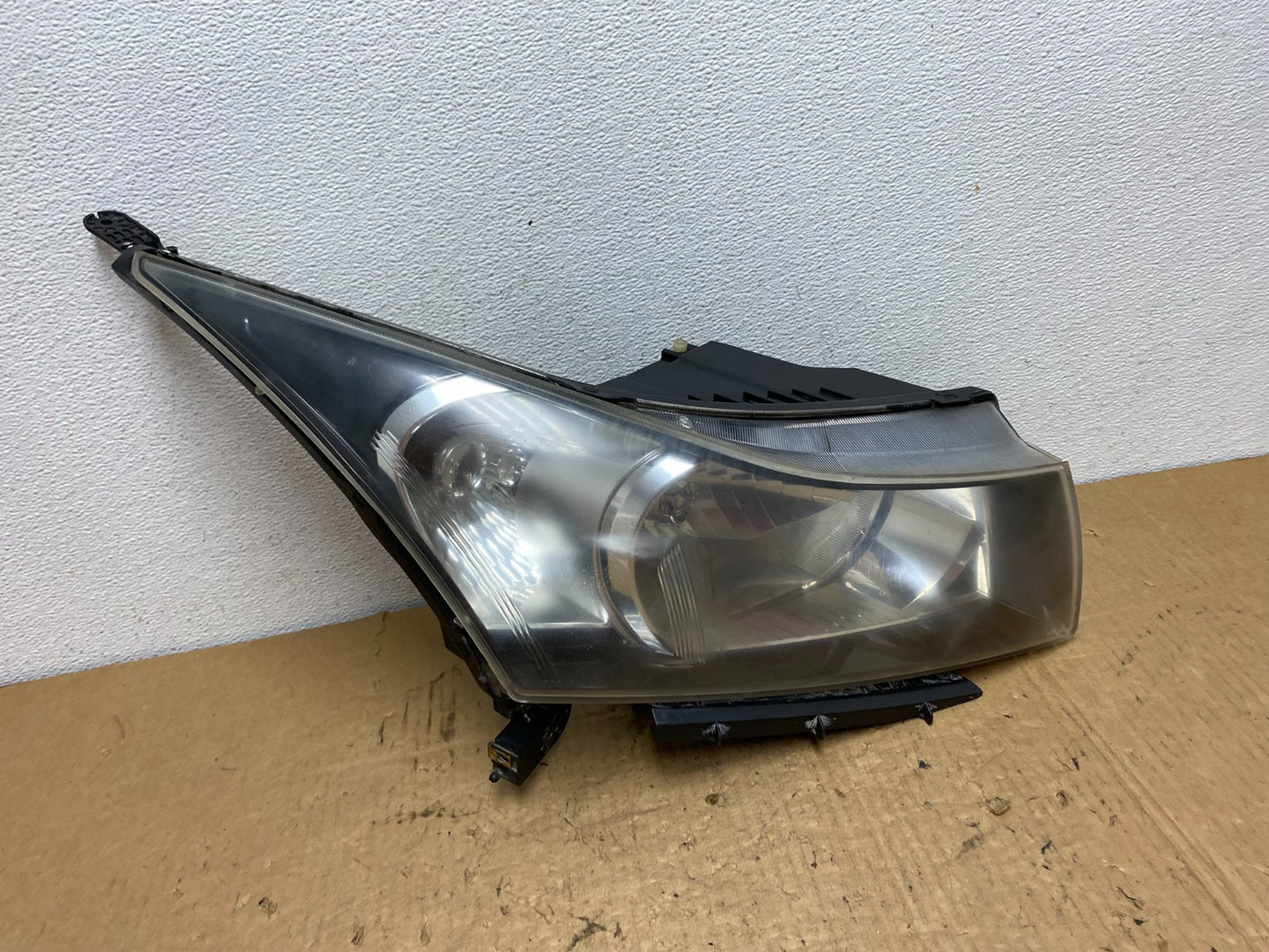 2011 to 2015 Chevrolet Cruze Halogen Right Passenger Rh Headlight AC8128 DW0