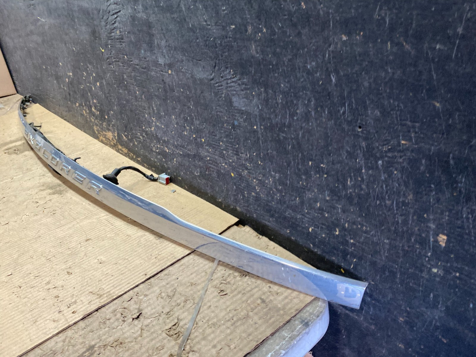 2011 to 2014 Ford Explorer Rear Tailgate Gate Trim Molding With Camera X3589 DG1