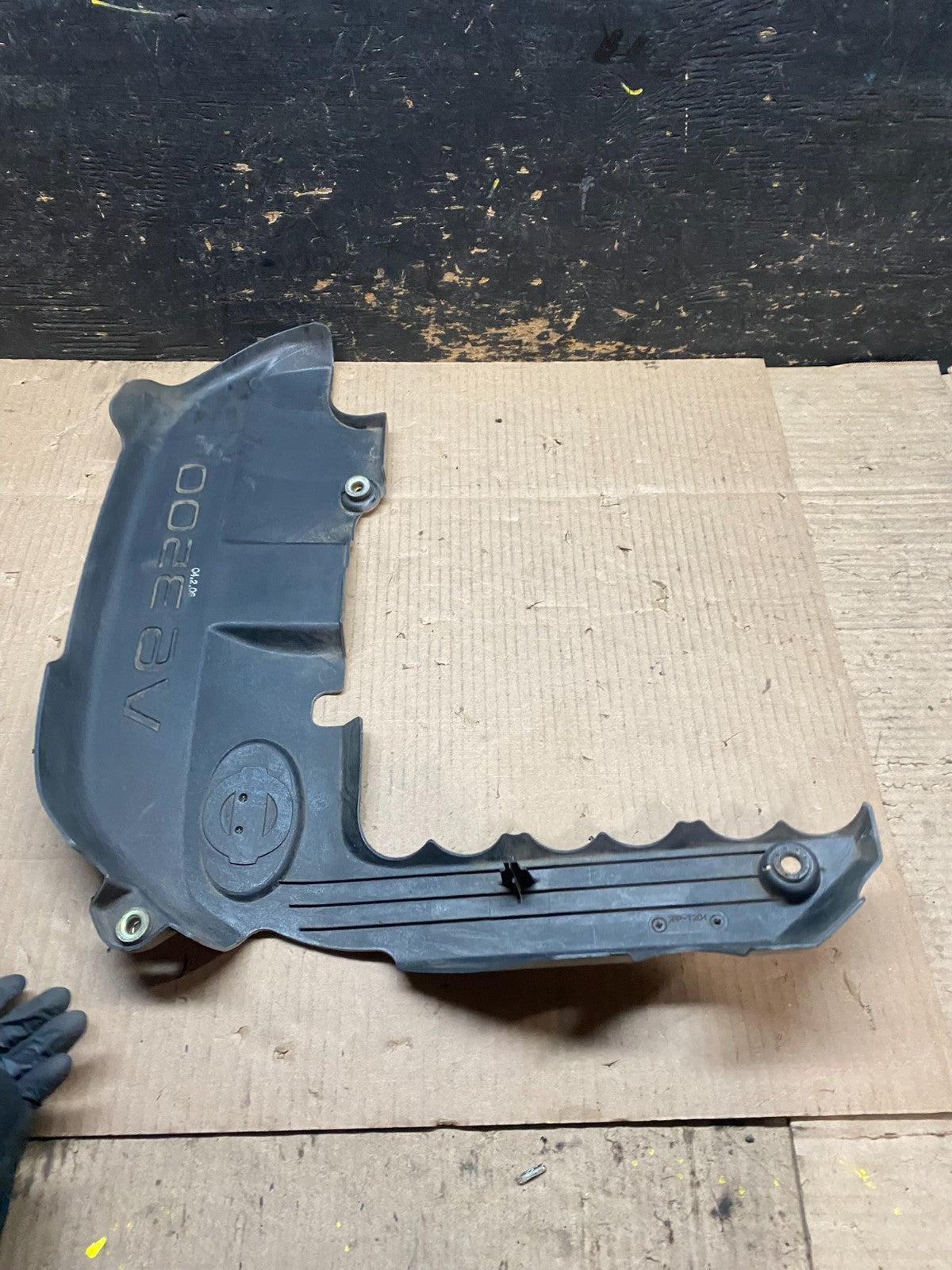 2001 to 2004 Nissan Pathfinder Engine Cover Ornament W5764 DG6