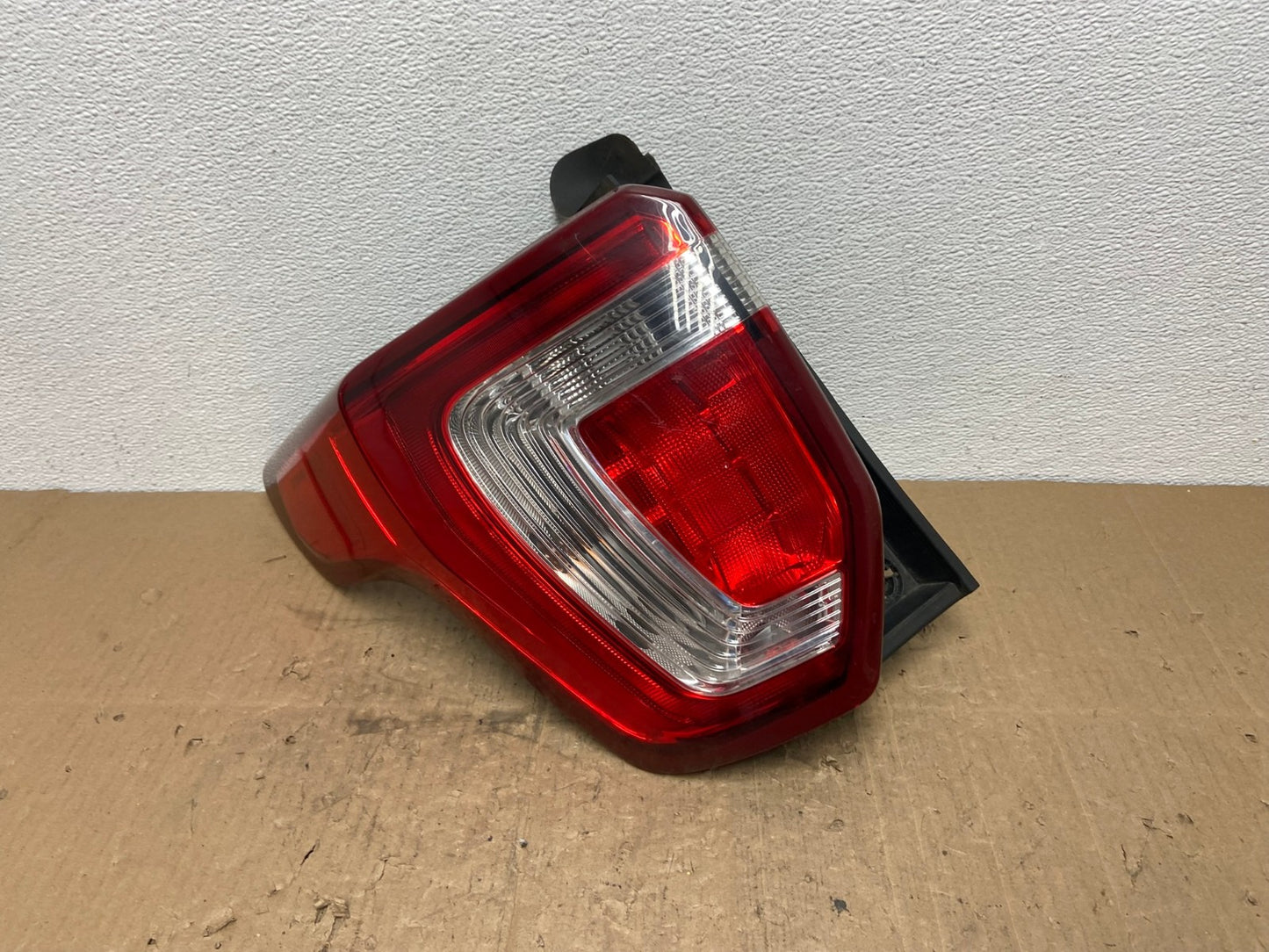 2016 to 2019 Ford Explorer Left Driver Lh Side Tail light OEM AB8613 LK0
