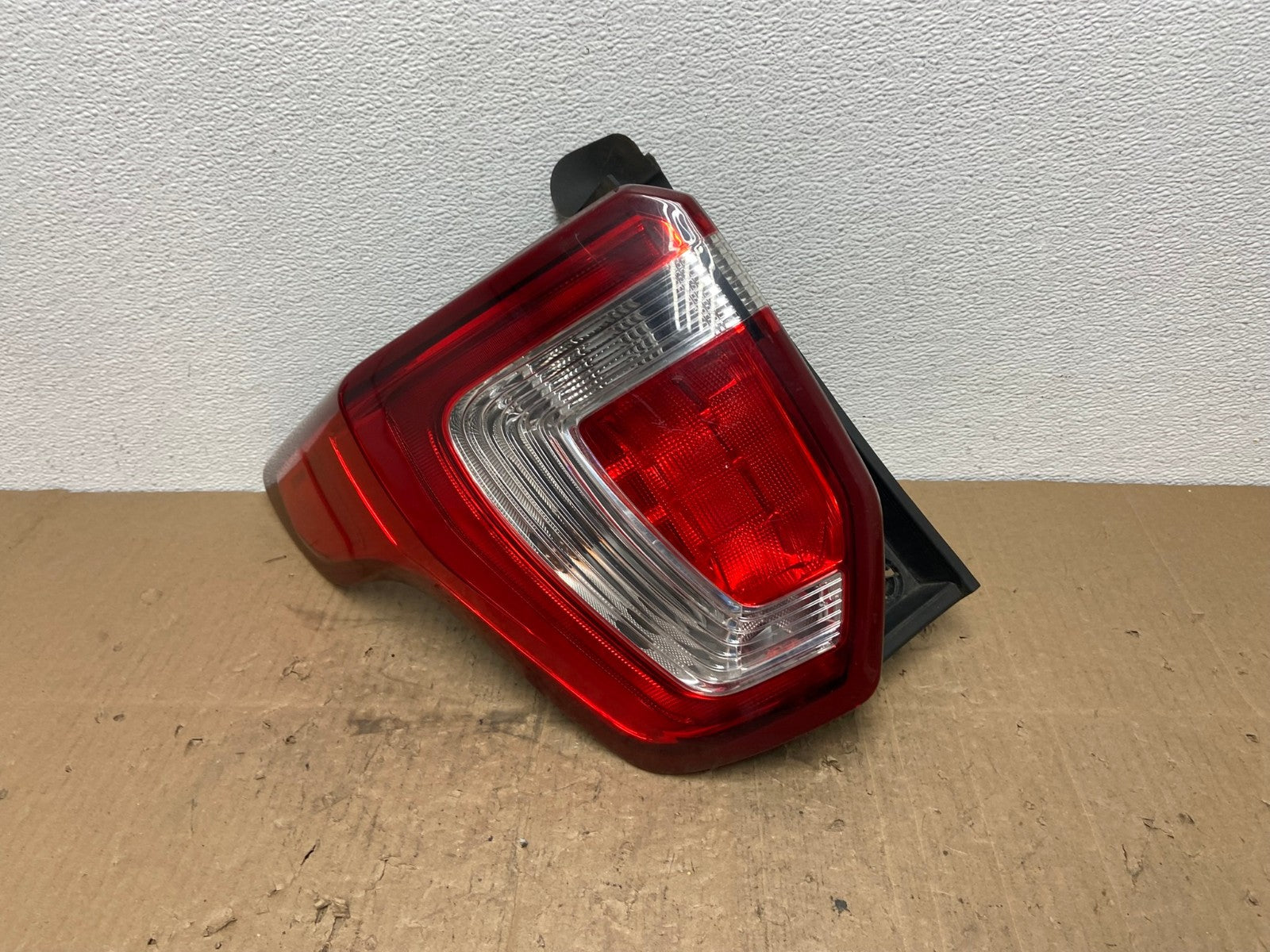 2016 to 2019 Ford Explorer Left Driver Lh Side Tail light OEM AB8613 LK0