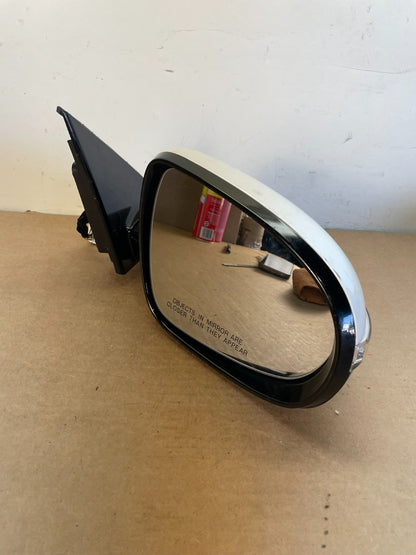 2016 to 2020 Kia Sorento Right Passenger Door Mirror Turn Signal af8629 DG2