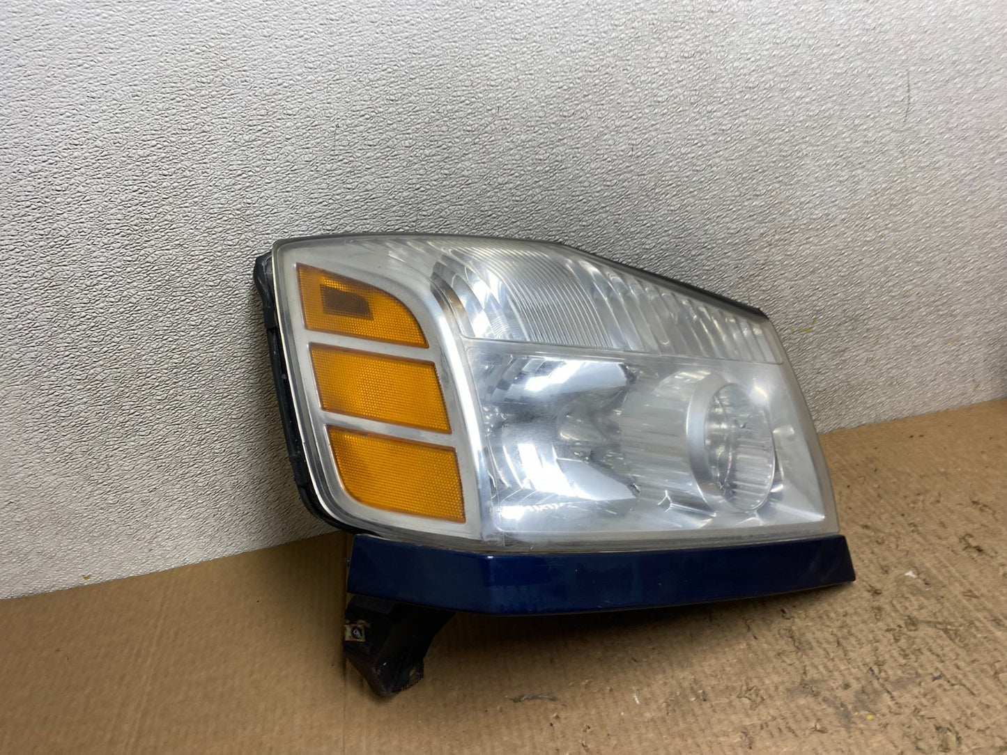 2004 to 2007 Nissan Armada Right Passenger RH Side Headlight W7747 DW2