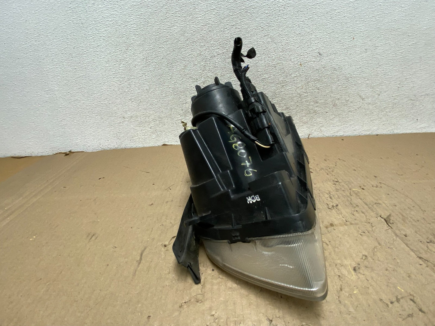 2003-2004 Kia Optima Right Passenger RH Side Headlight Halogen AG8076 DW7