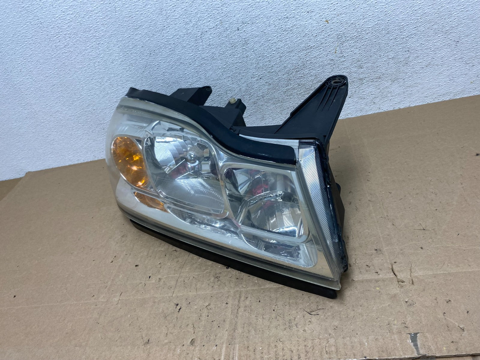 2006 to 2007 Saturn Vue Headlight Right Passenger Side Halogen AE6138 DW1