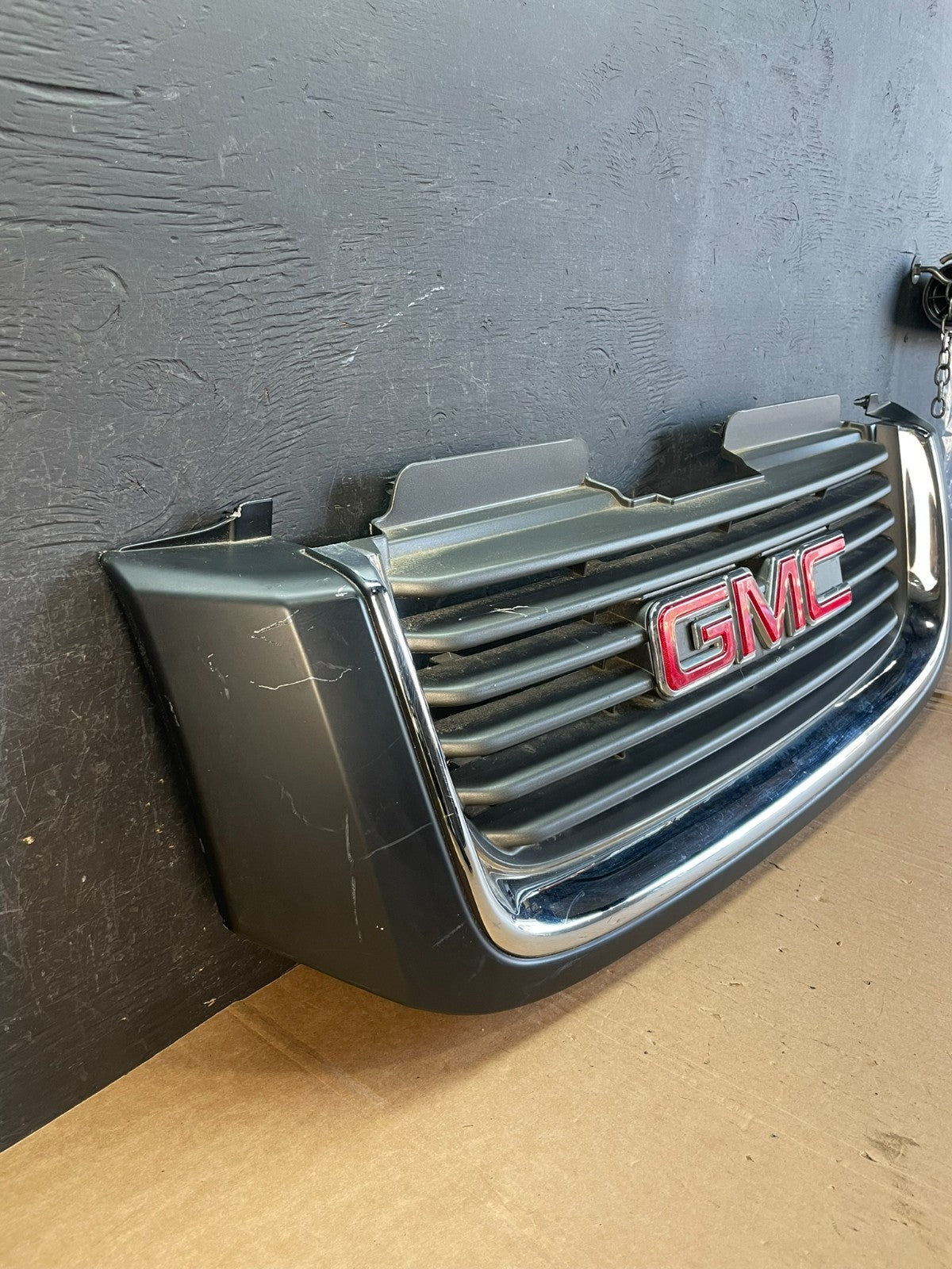 2002 to 2009 Gmc Envoy Front Upper Grill Grille AE8377 DW2