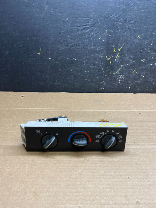 2001 - 2007 GMC Chevrolet Express 1500 Climate Control A/C W0230 DG0