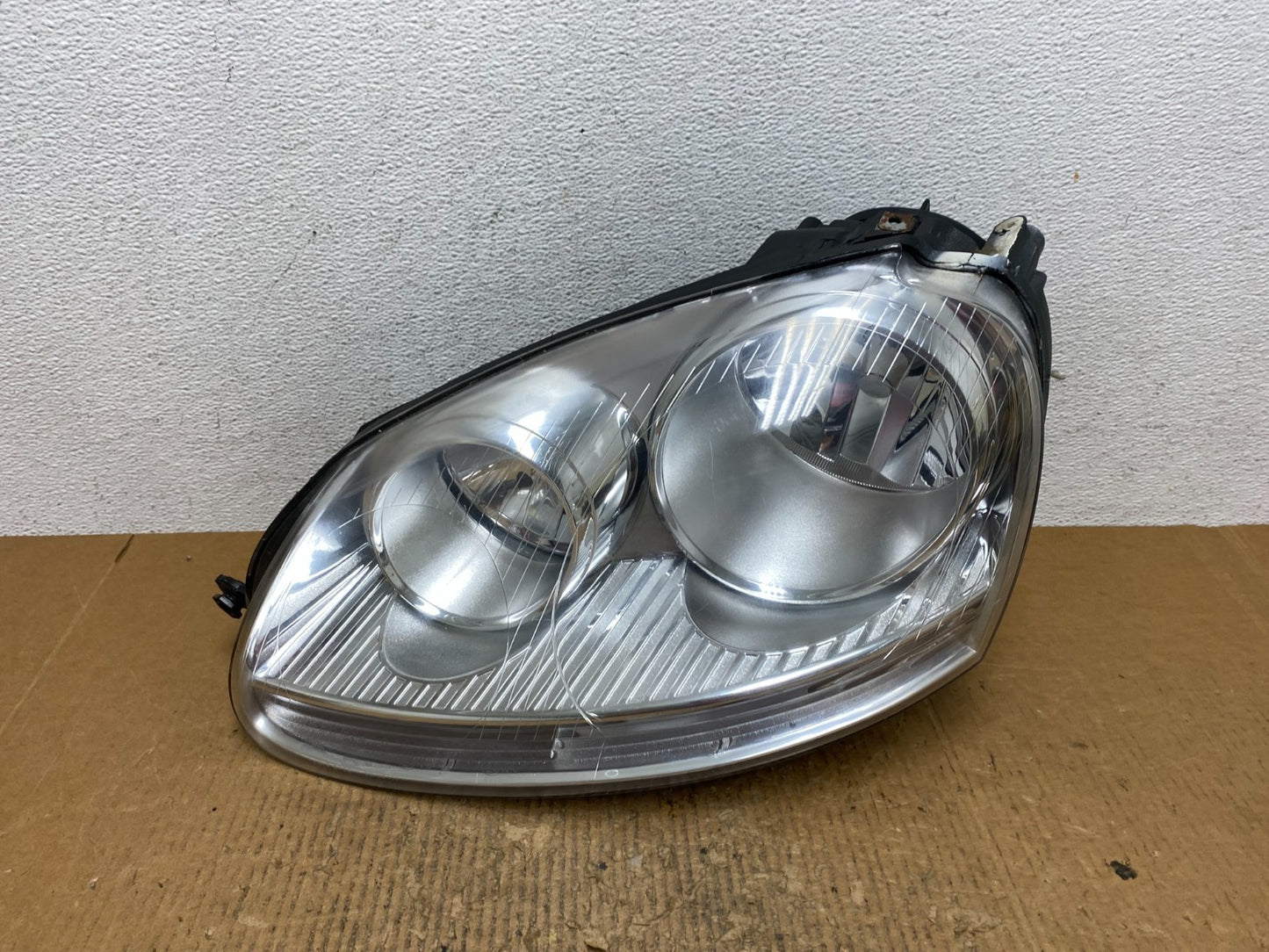 2005 to 2010 Volkswagen Jetta Left Driver LH Side Headlight Halogen AE2717 DW0