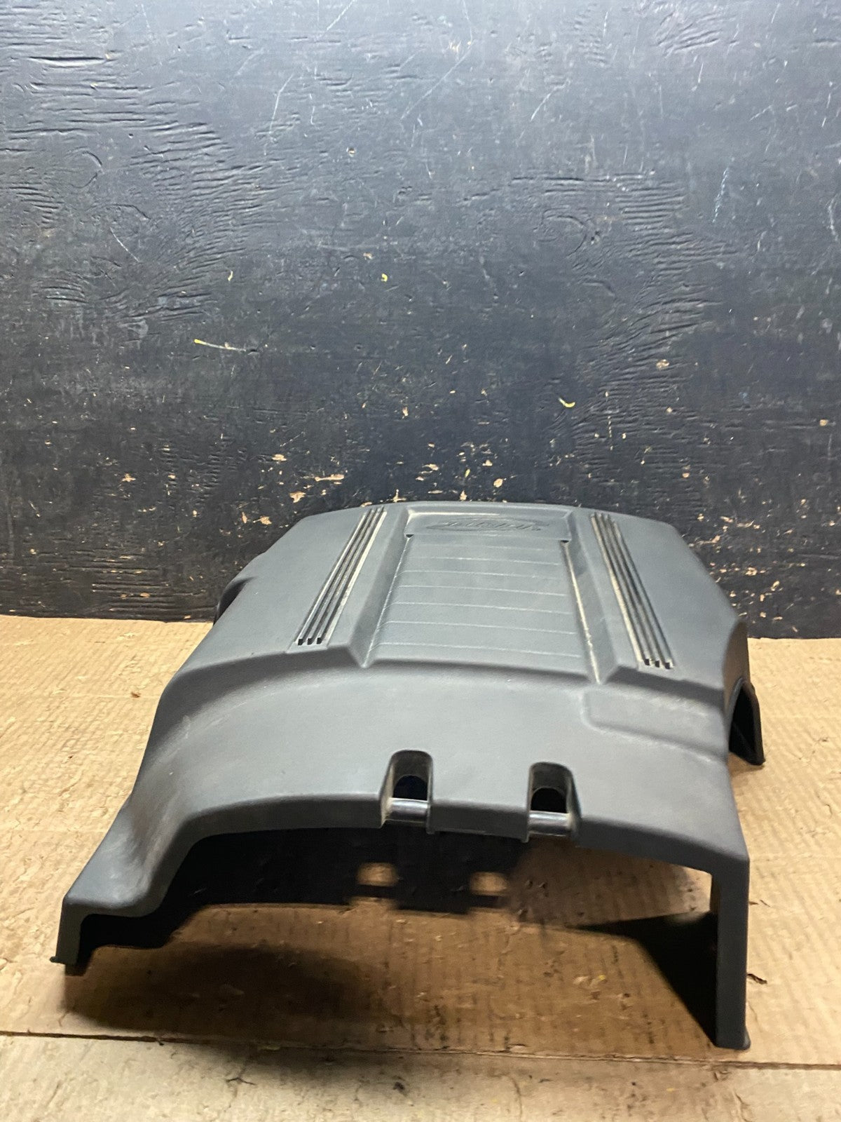 2008 to 2013 GMC Yukon Vortec Engine Cover Shield OEM  Y6677 DG4