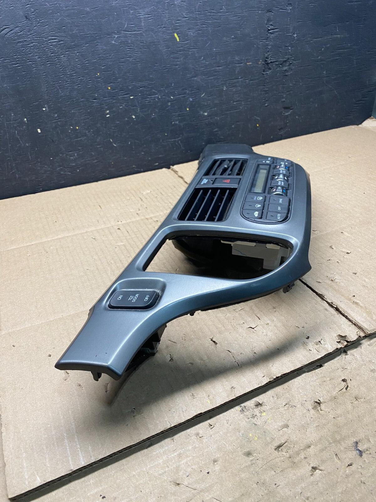 2005 to 2010 Honda Odyssey  Radio Climate Control Dash Trim Bezel L5373 DG2