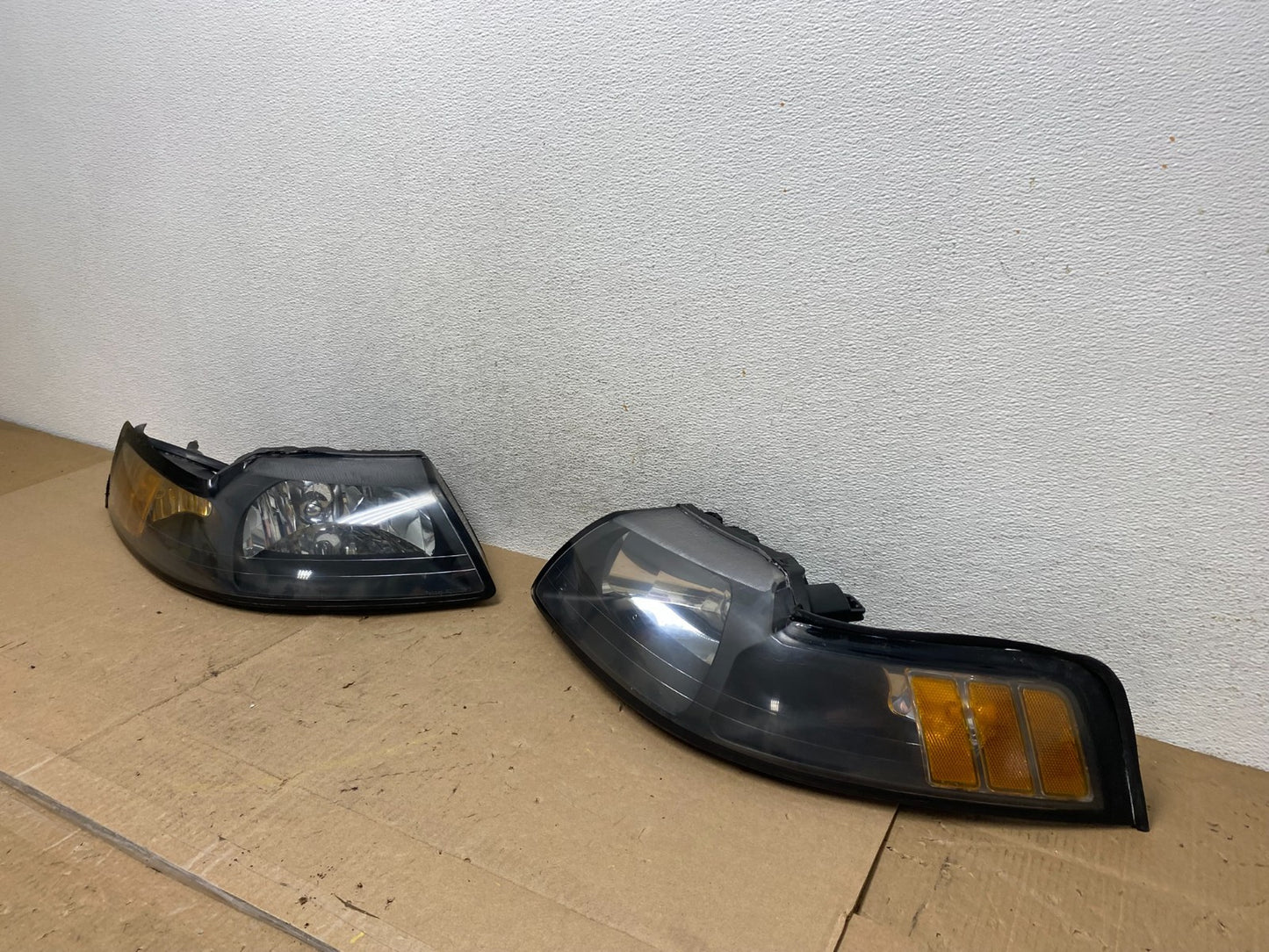 1999 to 2004 Ford Mustang Left+Right Set Side Black Headlights AE6878 DW1