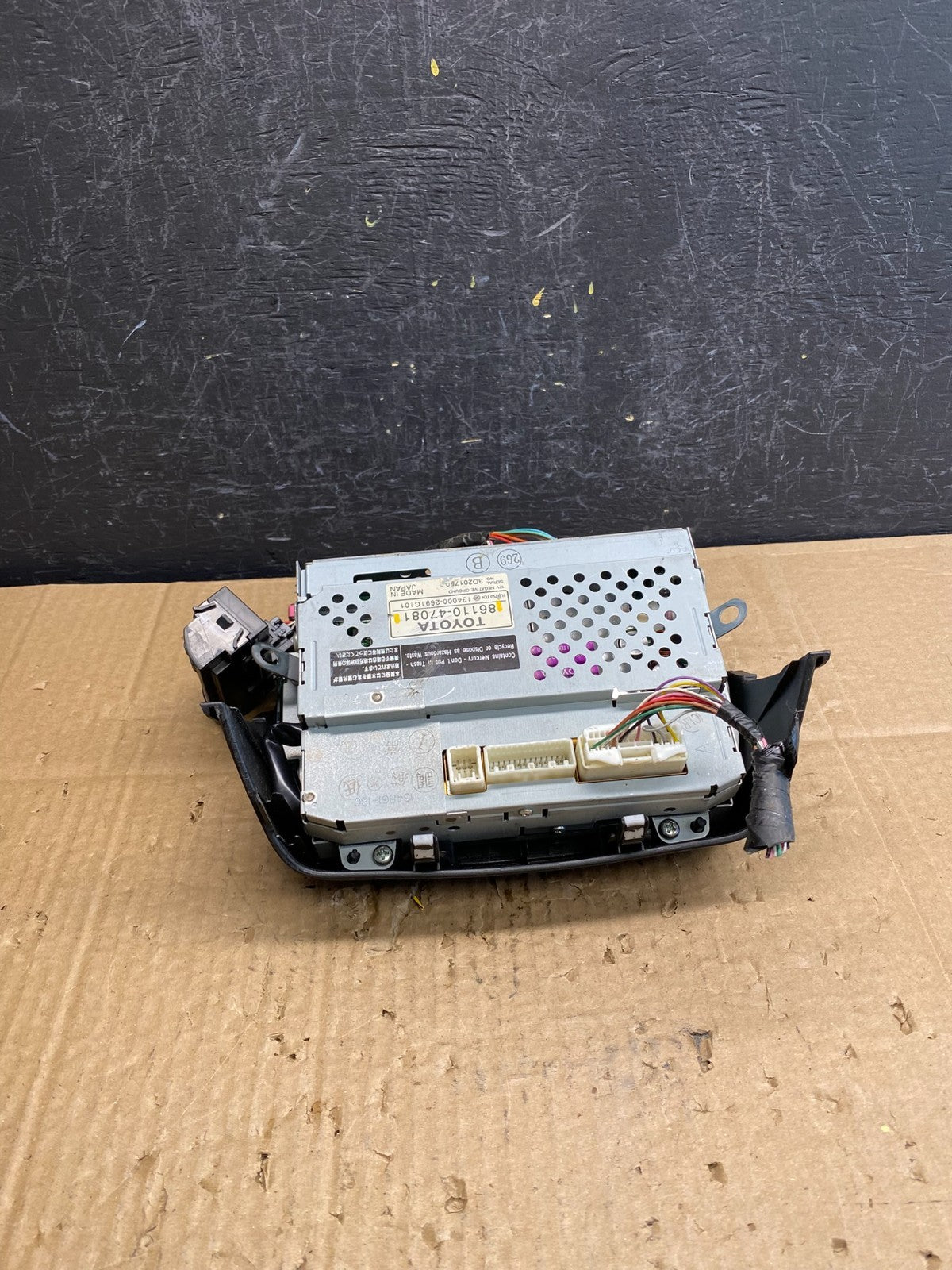 2004 to 2005 Toyota Prius Radio Stereo Receiver Screen Display AC9609 DG3
