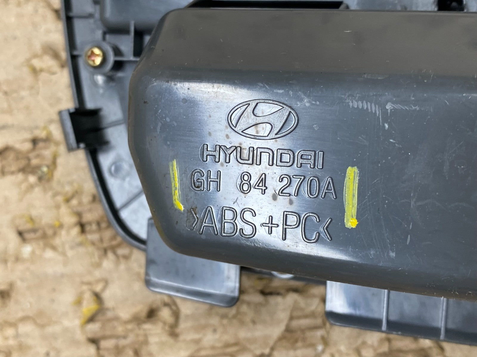 2004 2005 2006 Kia Amanti Center Console Storage Ash Tray OEM V7610 DG7