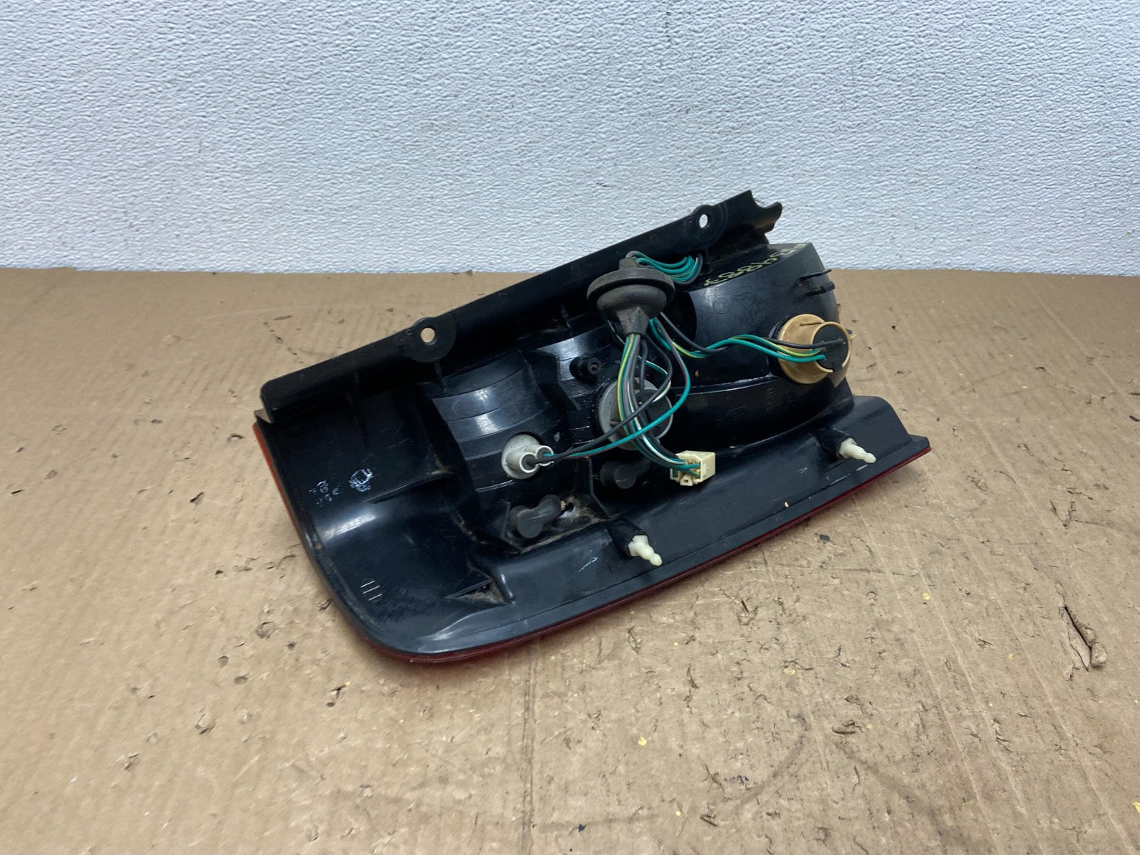 2002 2003 2004 Nissan Xterra Right Passenger RH Side Tail Light OEM AB9887 DW4