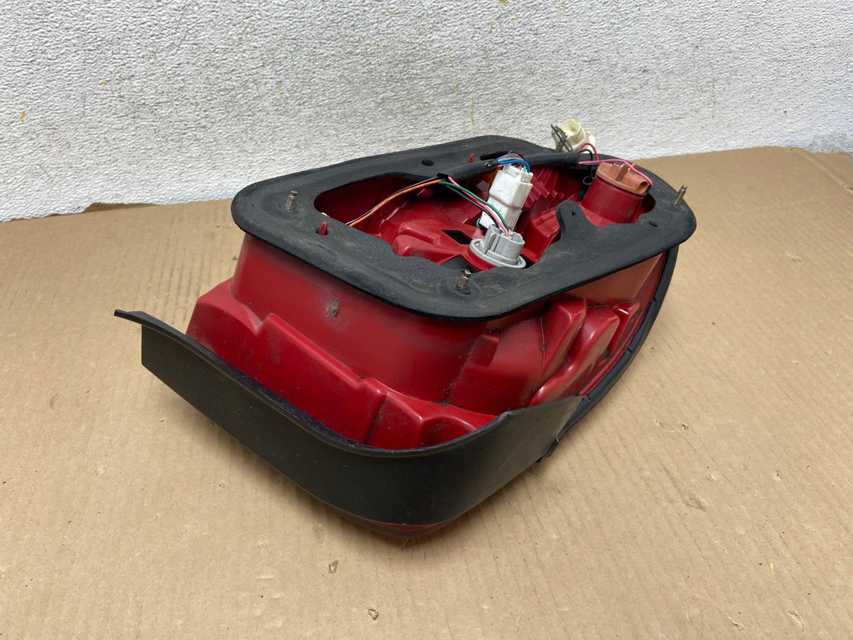 2002 - 2005 Hyundai Sonata Right Passenger RH Side Tail Light AH3038 LK5