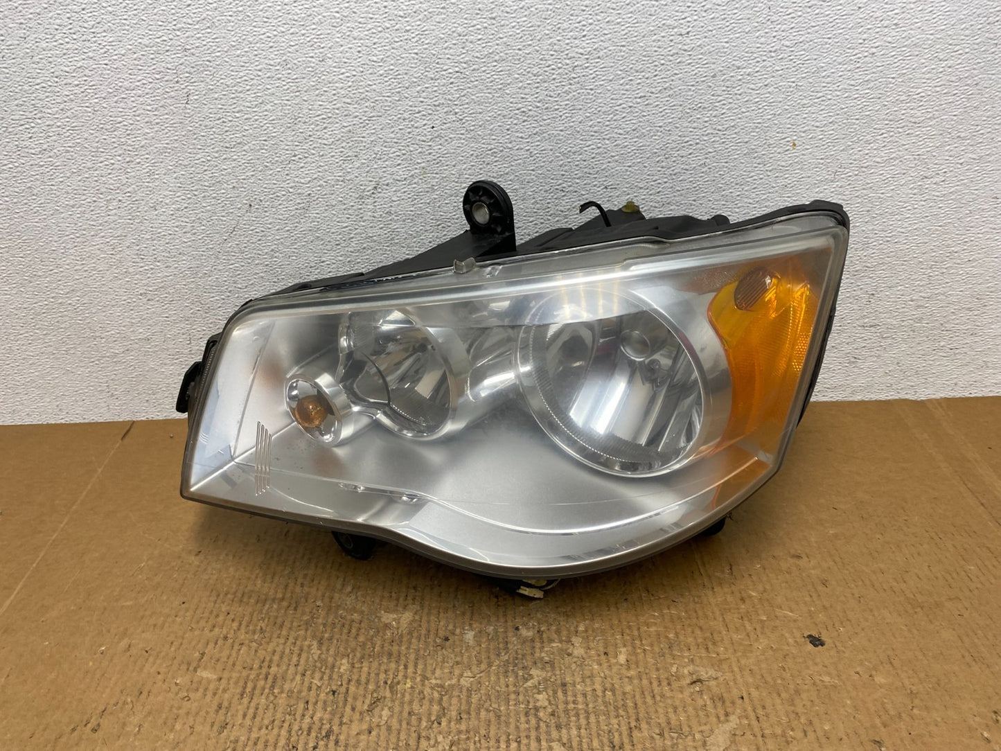2008 to 2016 Chrysler Town and Country Left Driver Lh Side Headlight AE2715 DW0