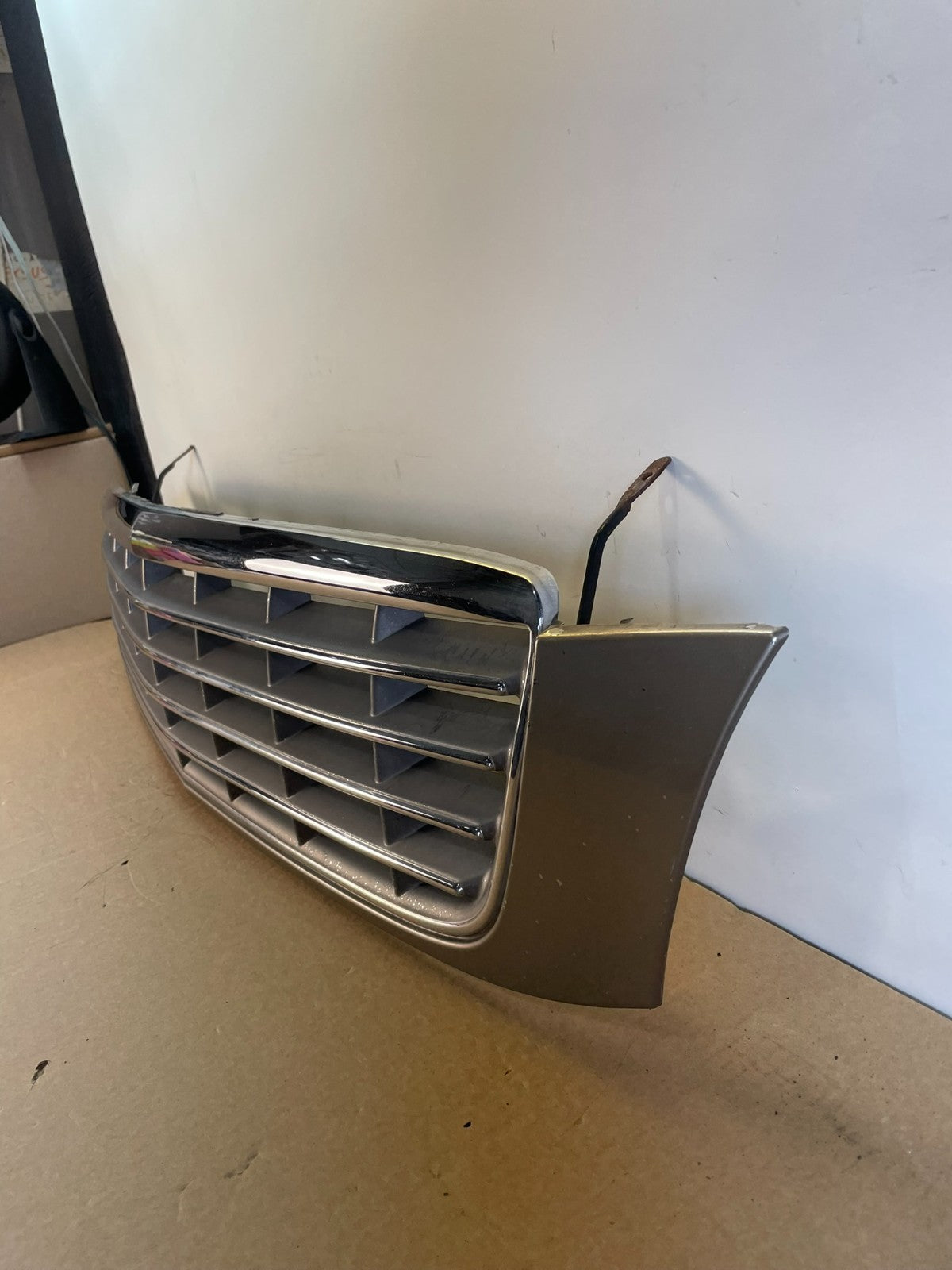 2000-2005 Cadillac Deville Front Hood Bumper Grille Grill Aftermarket ag9805 DG1