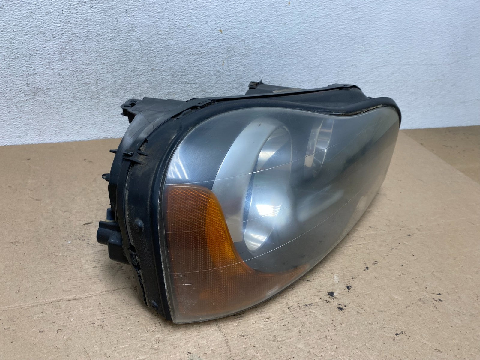 2003 to 2006 Volvo XC90 Right Passenger Rh Side Headlight Halogen AF5696 DW2