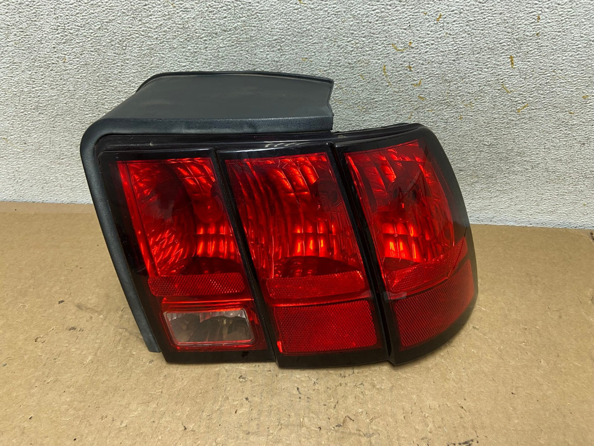 1999-2004 Ford Mustang Right Passenger Rh Side Tail Light AI3541 LK0
