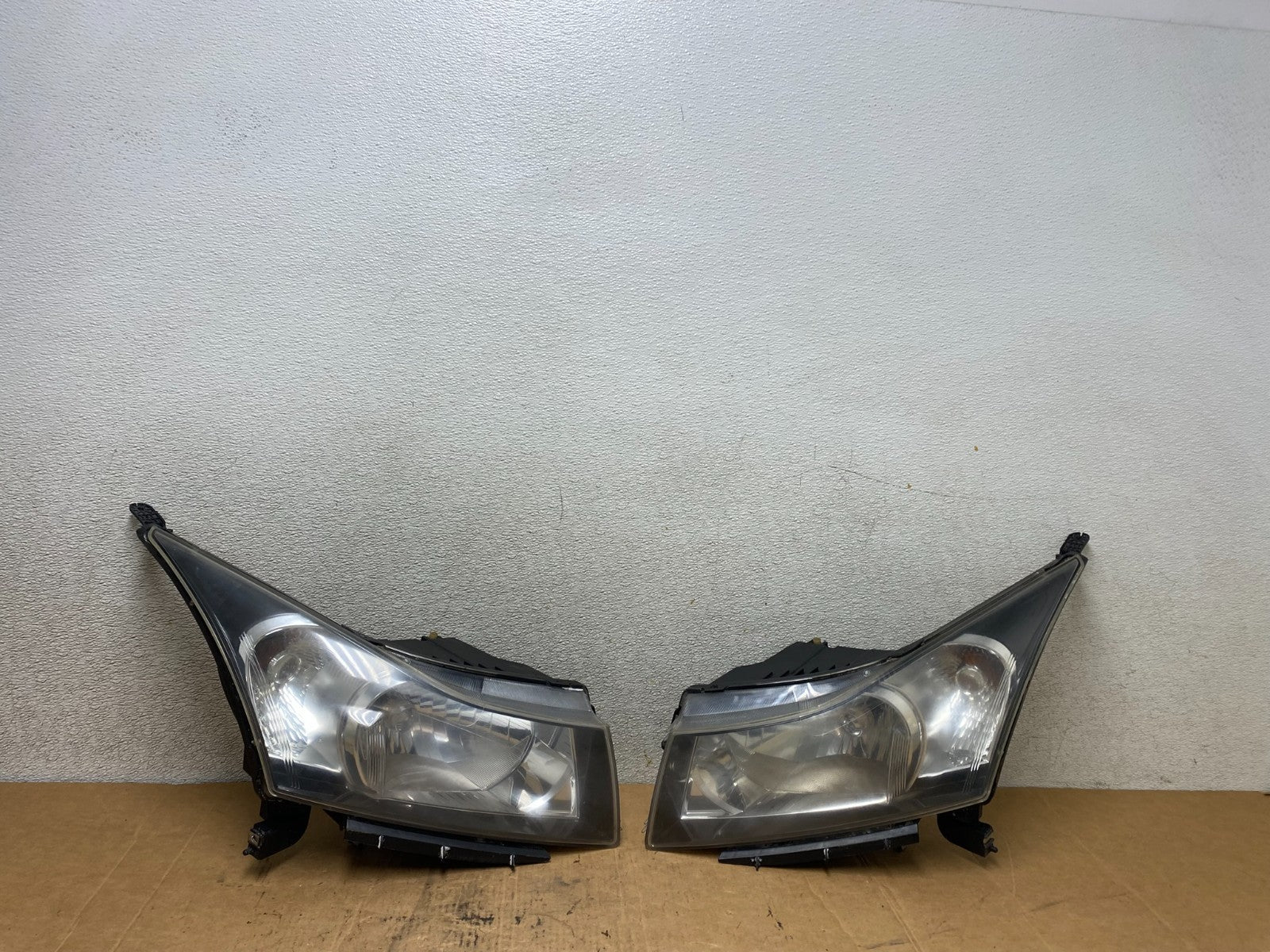 2011 to 2015 Chevrolet Cruze Halogen Left+Right Set Headlights T2189 DW0