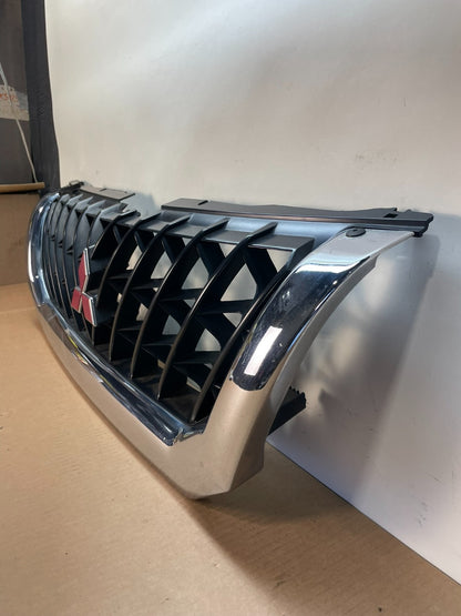 2000 2001 Mitsubishi Montero Front Upper Grill Grille aj1036 DG1