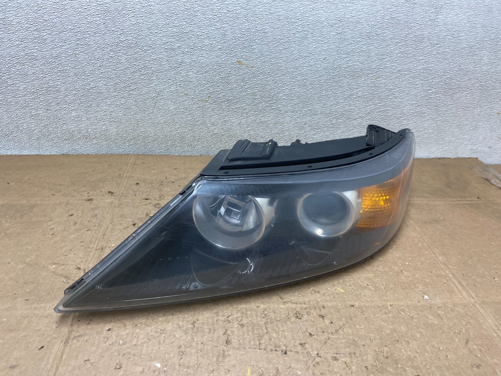 2011 to 2013 Kia Sorento Left Driver LH Side Headlight Halogen Oem Y8219 DW2