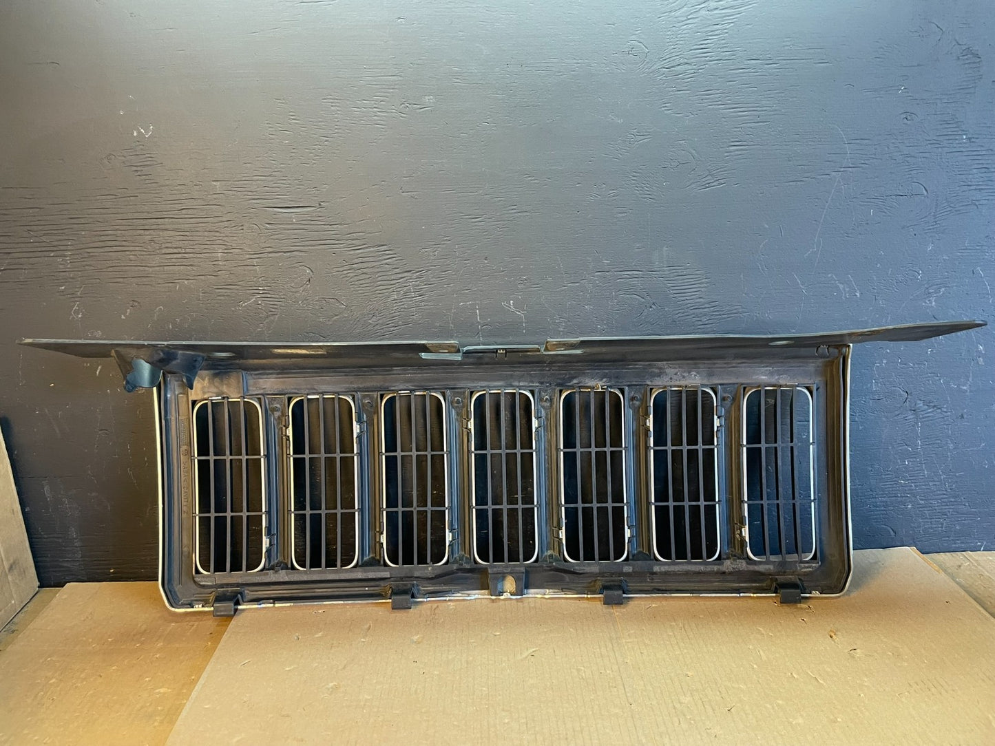 2006 to 2010 Jeep Commander Front Upper Grill Grille OEM ab7870 DG5