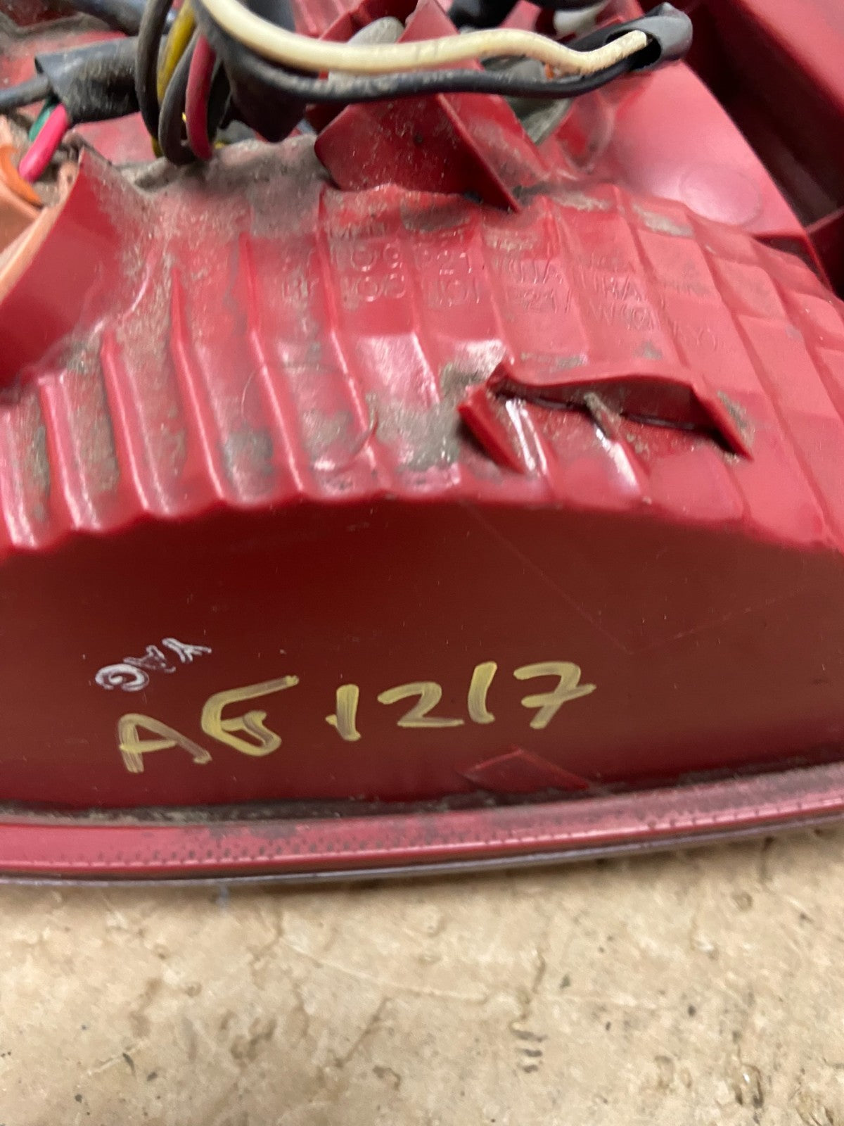 2003 2004 2005 Kia Sedona Right Passenger RH Side Tail Light AG12178