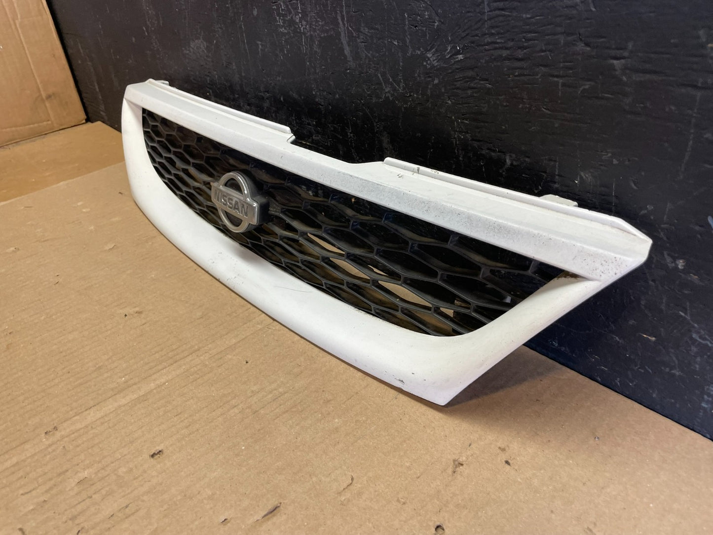 1998 to 1999 Nissan Sentra Front Grille Grill 623108B725 AB78672