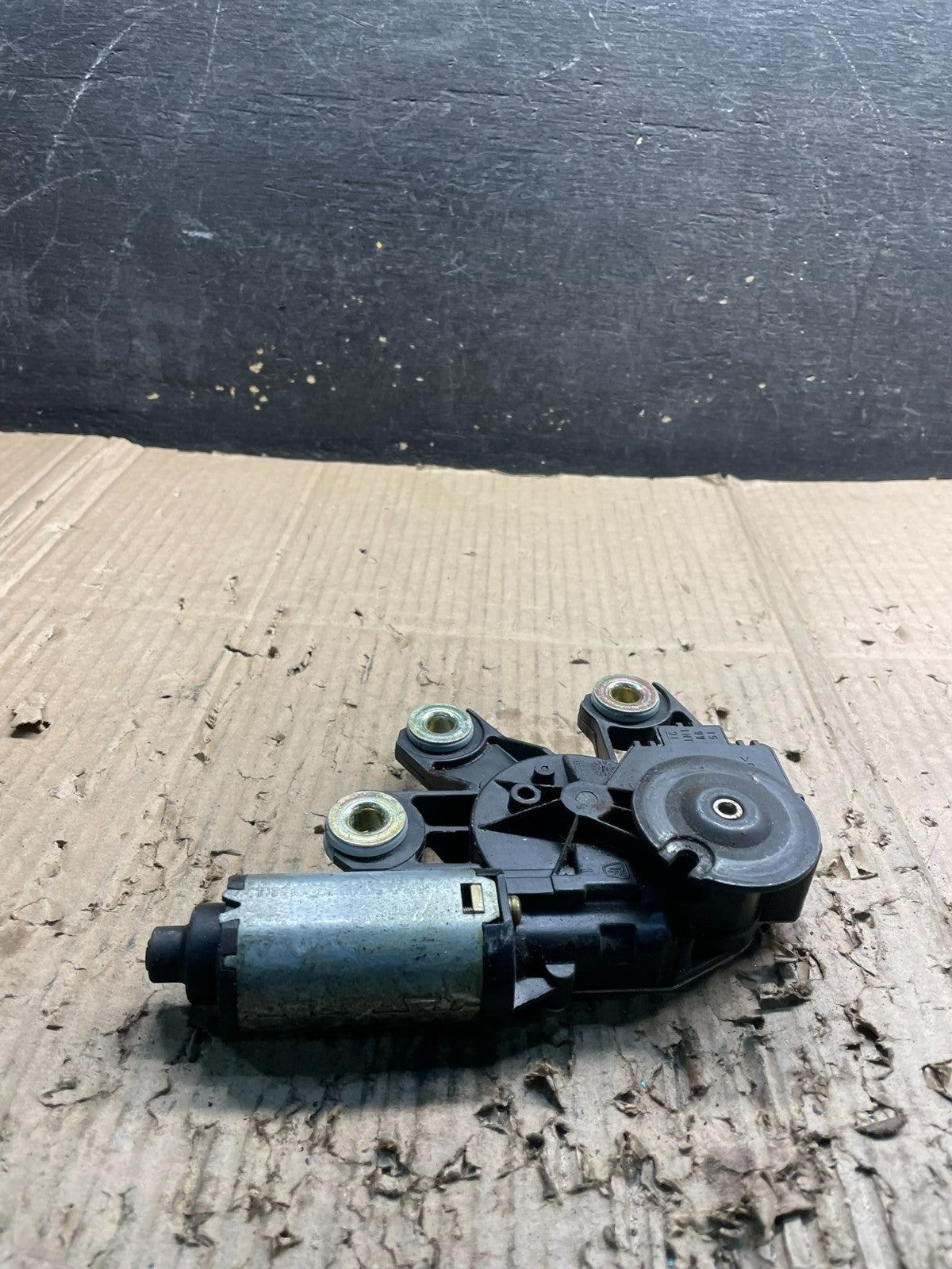 2004 to 2007 Volkswagen Touareg Rear Windshield Wiper Motor OEM x4006 DG3