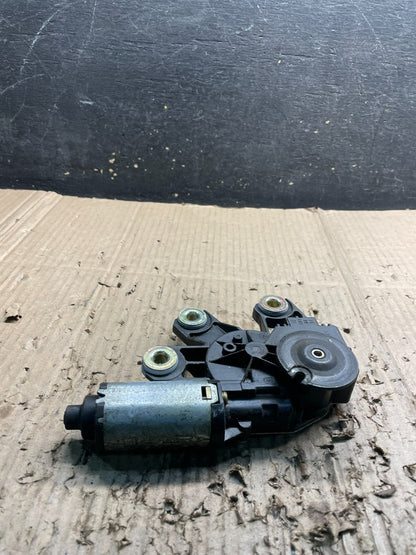 2004 to 2007 Volkswagen Touareg Rear Windshield Wiper Motor OEM x4006 DG3