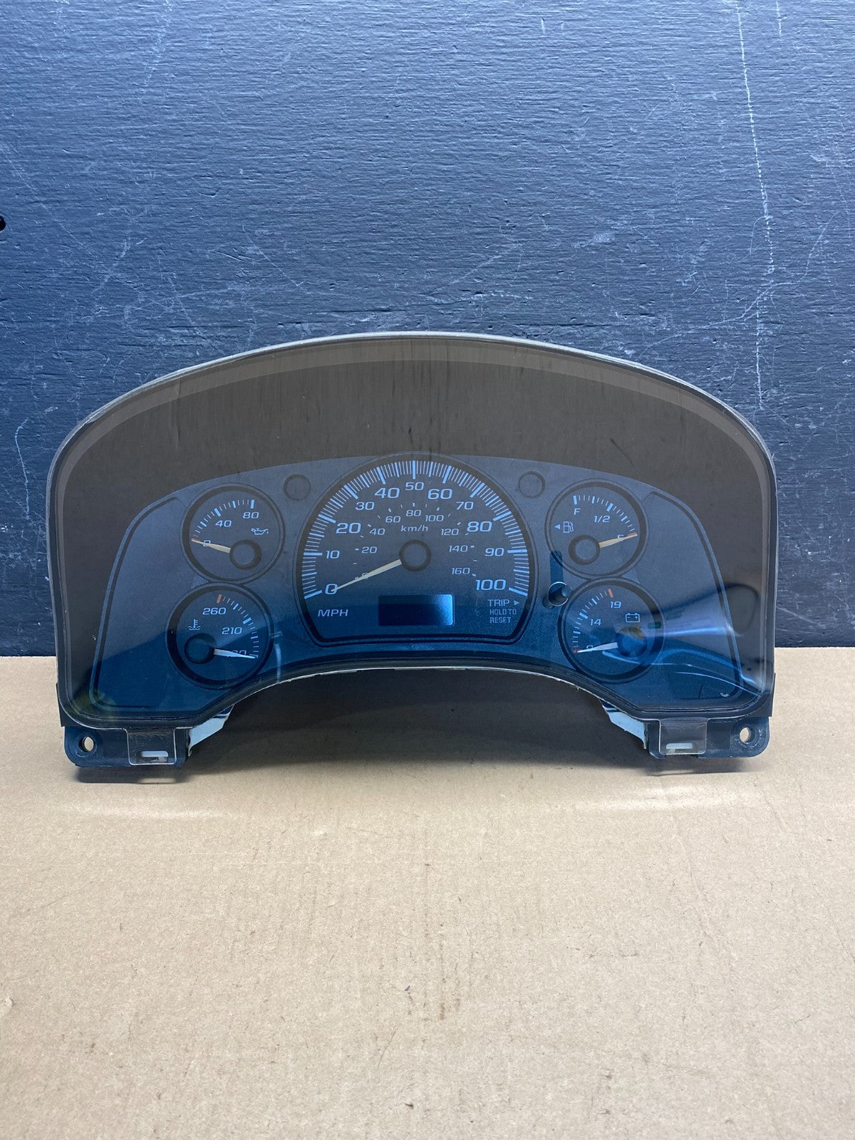 2004 to 2007 Chevrolet Express Speedometer Cluster Gauge AE7391 DW0