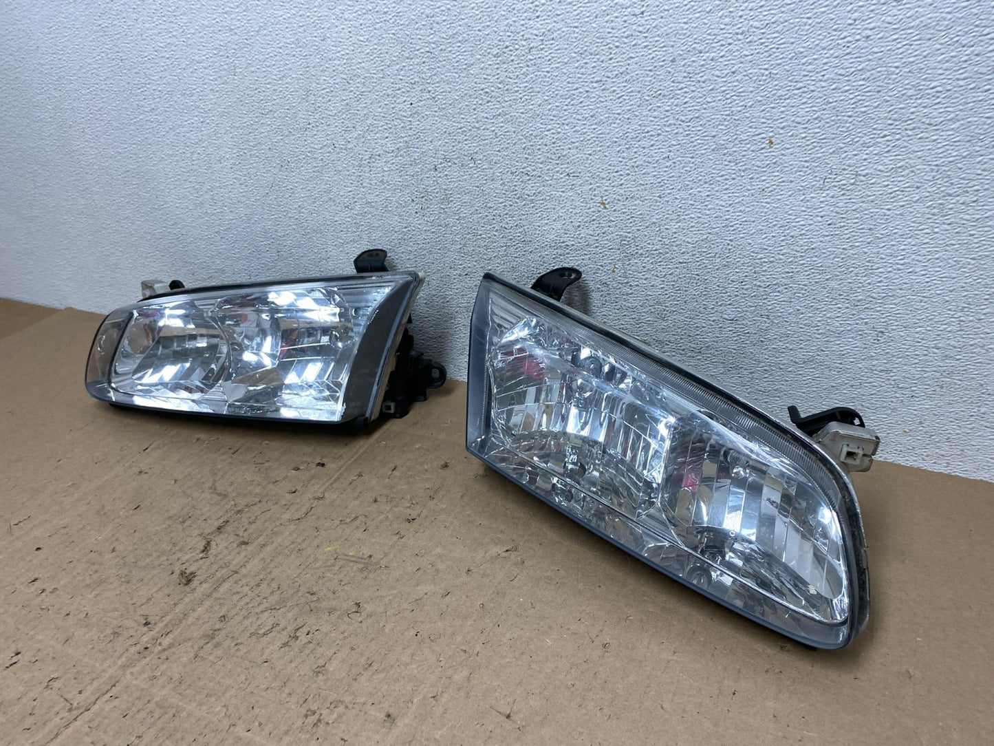 2000 to 2001 Toyota Camry Front Left+Right Side Headlights AE6609 DW1