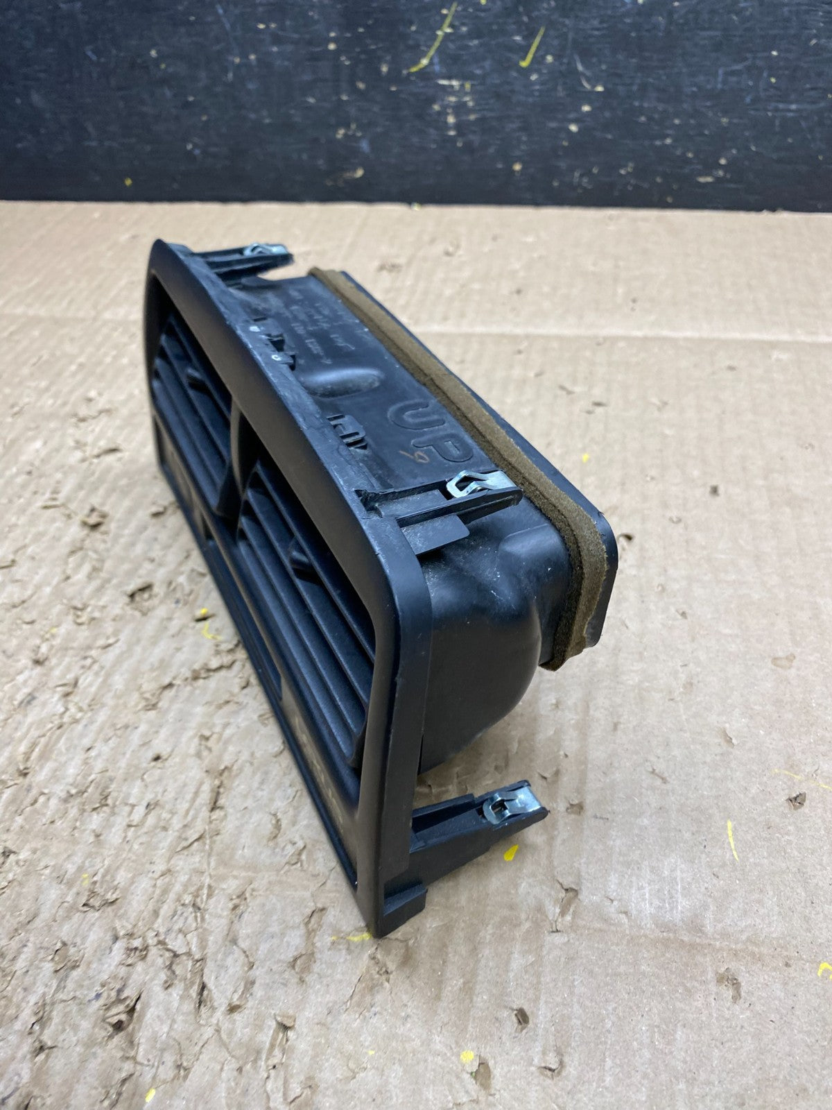 1997 to 2001 Lexus ES330 ES300 Front Center Side Air Vent V1713 DG2