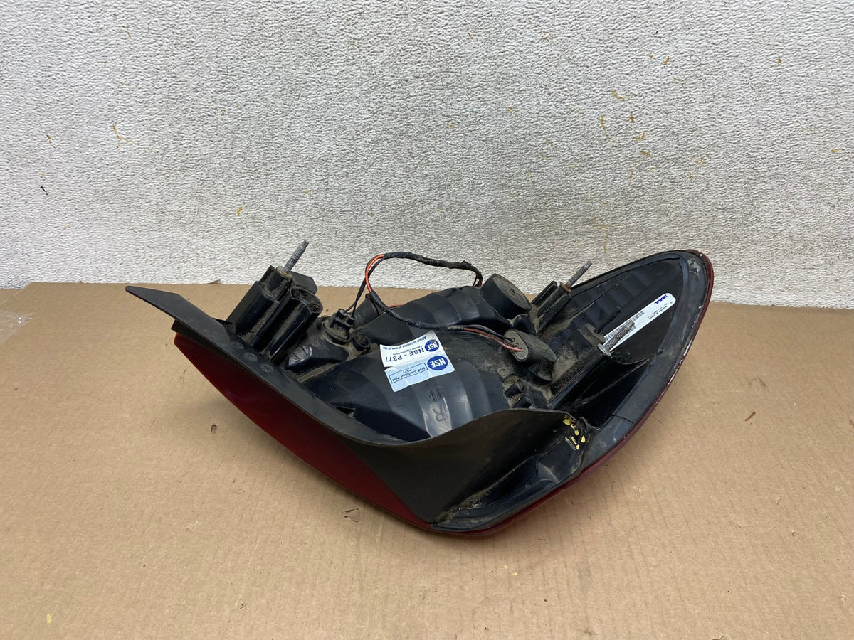 2004 2005 2006 2007 Ford Taurus Right Passenger Side Tail Light AH5709 LK6