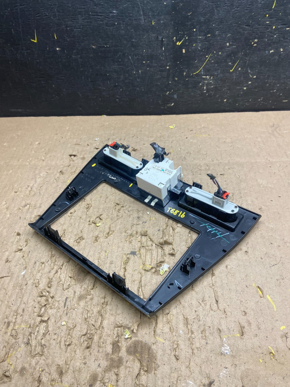 2006 to 2009 Ford Fusion Center Dash Radio Clock Bezel Trim OEM t8816 DG3