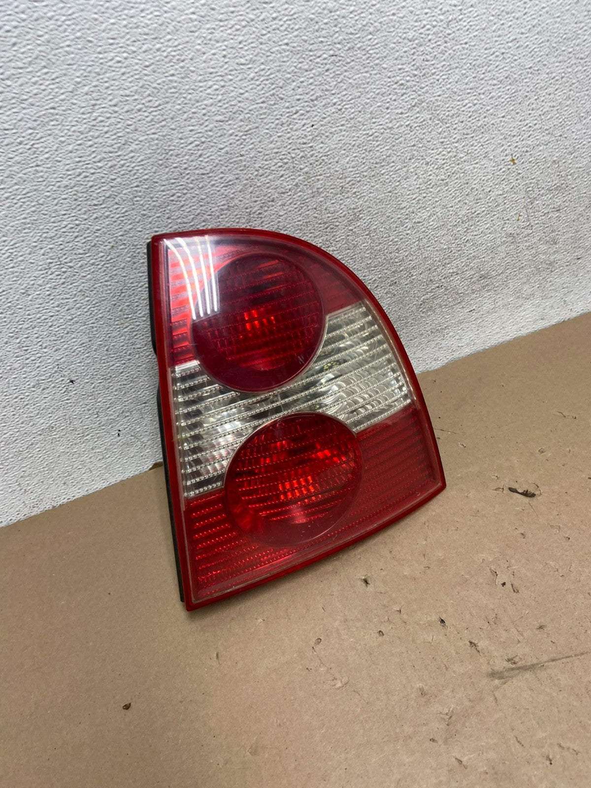 2001 to 2005 Volkswagen Right Passenger Side Tail Light AG41072