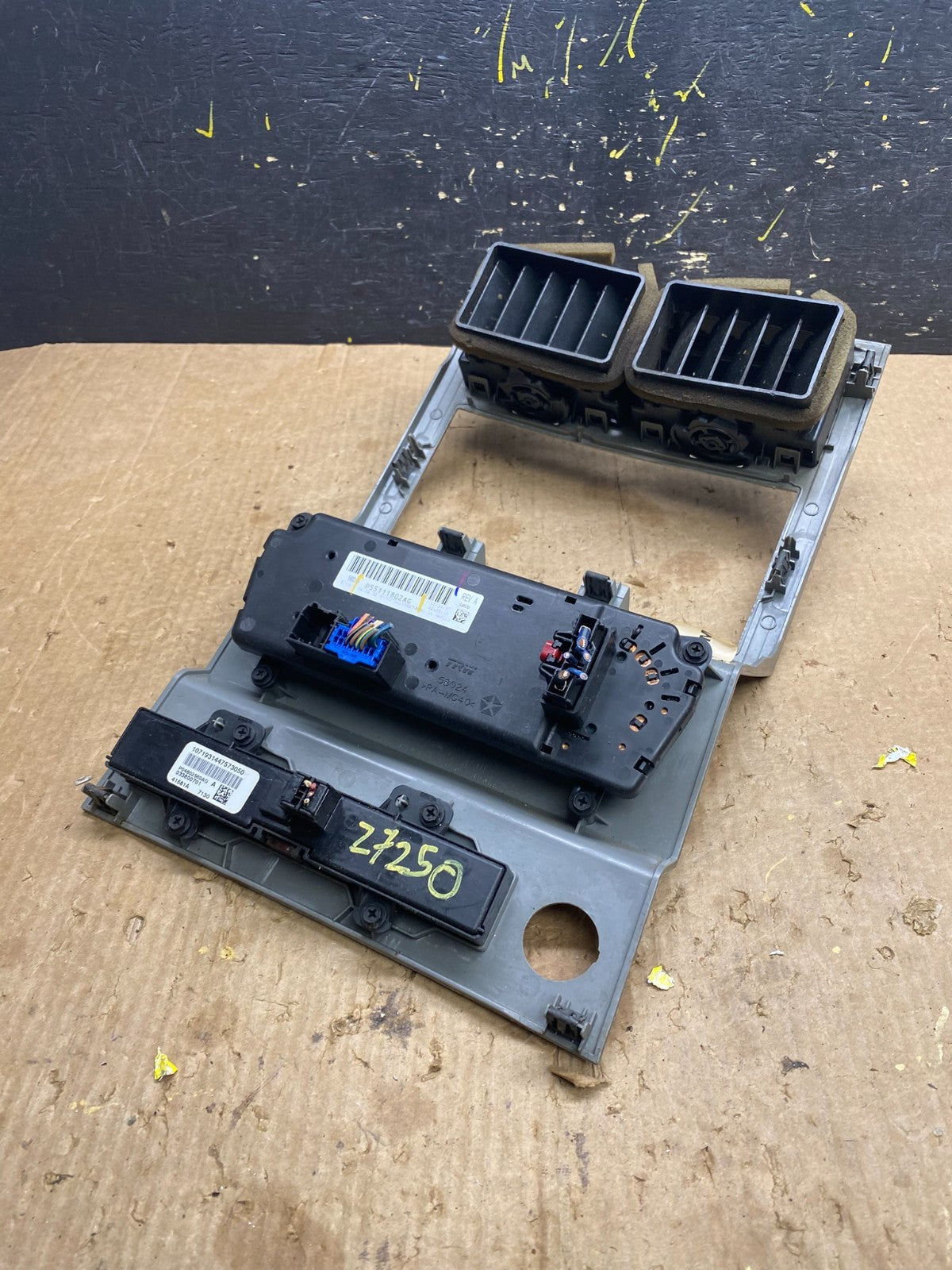 2007 to 2012 Dodge Nitro Dash Climate Temperature Control Radio Bezel Z7250 DG3